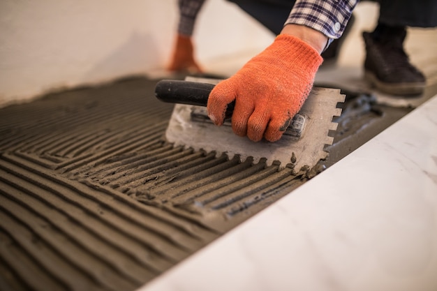 Montajul plăcilor ceramice în spații comerciale deschise