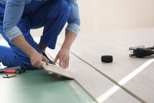 Birouri 41 Cum să montezi plăci ceramice pe pardoseli flotante