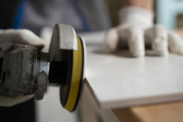 Uneltele Hitachi pentru finisaje perfecte în placările ceramice