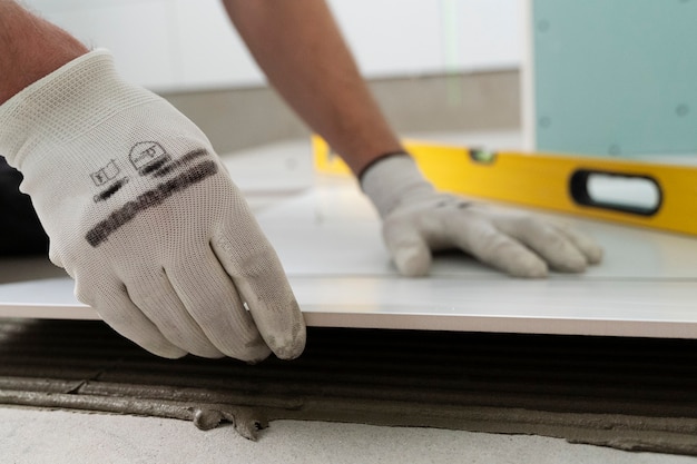 Cum se montează plăcile ceramice într-un mod eficient energetic